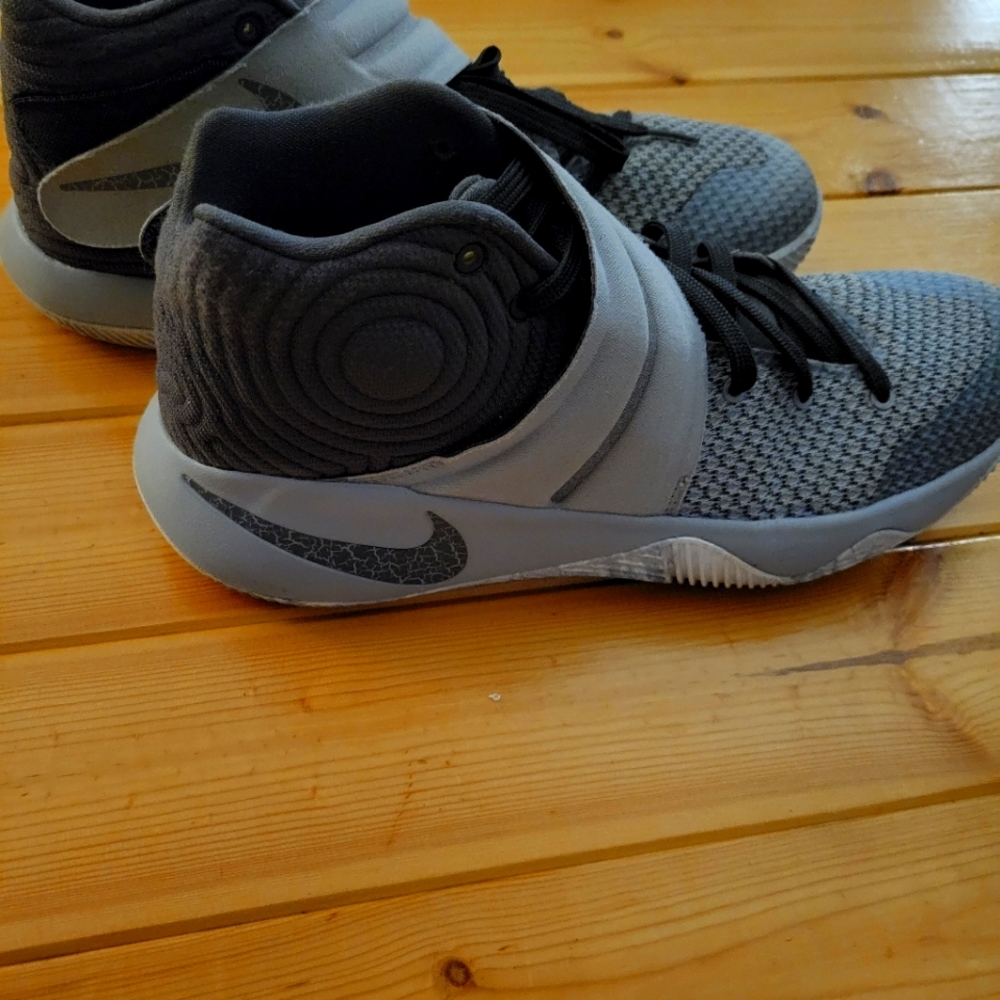 Nike Kyrie-9.5. Gray with velcro strap